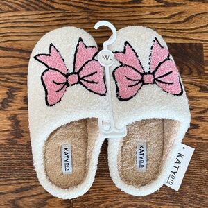 Katydid Women’s 8/9 Cream Slippers with Pink Bow Design Soft Plush Lounge